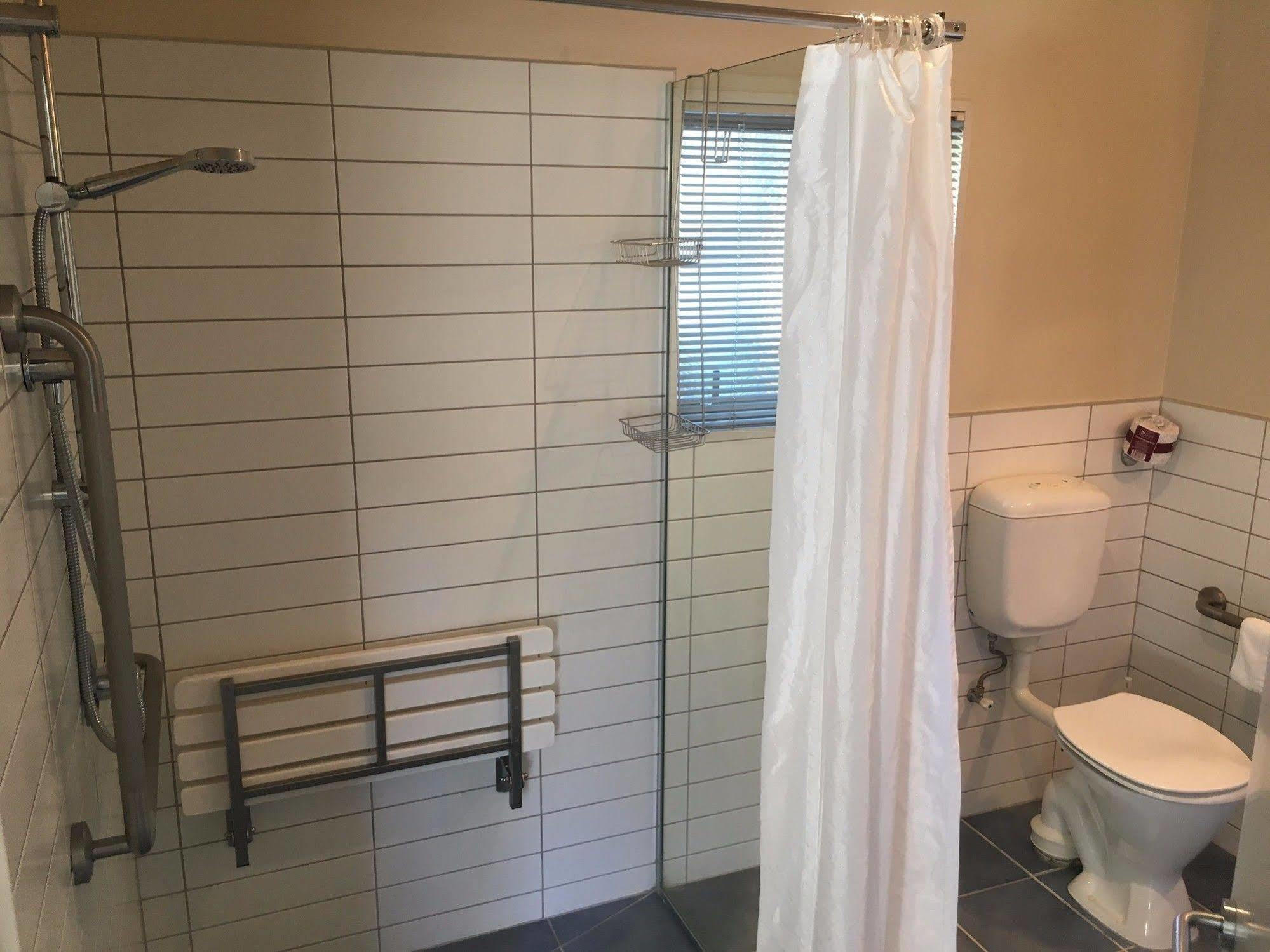 Beaches Nelson Bagian luar foto A shower curtain