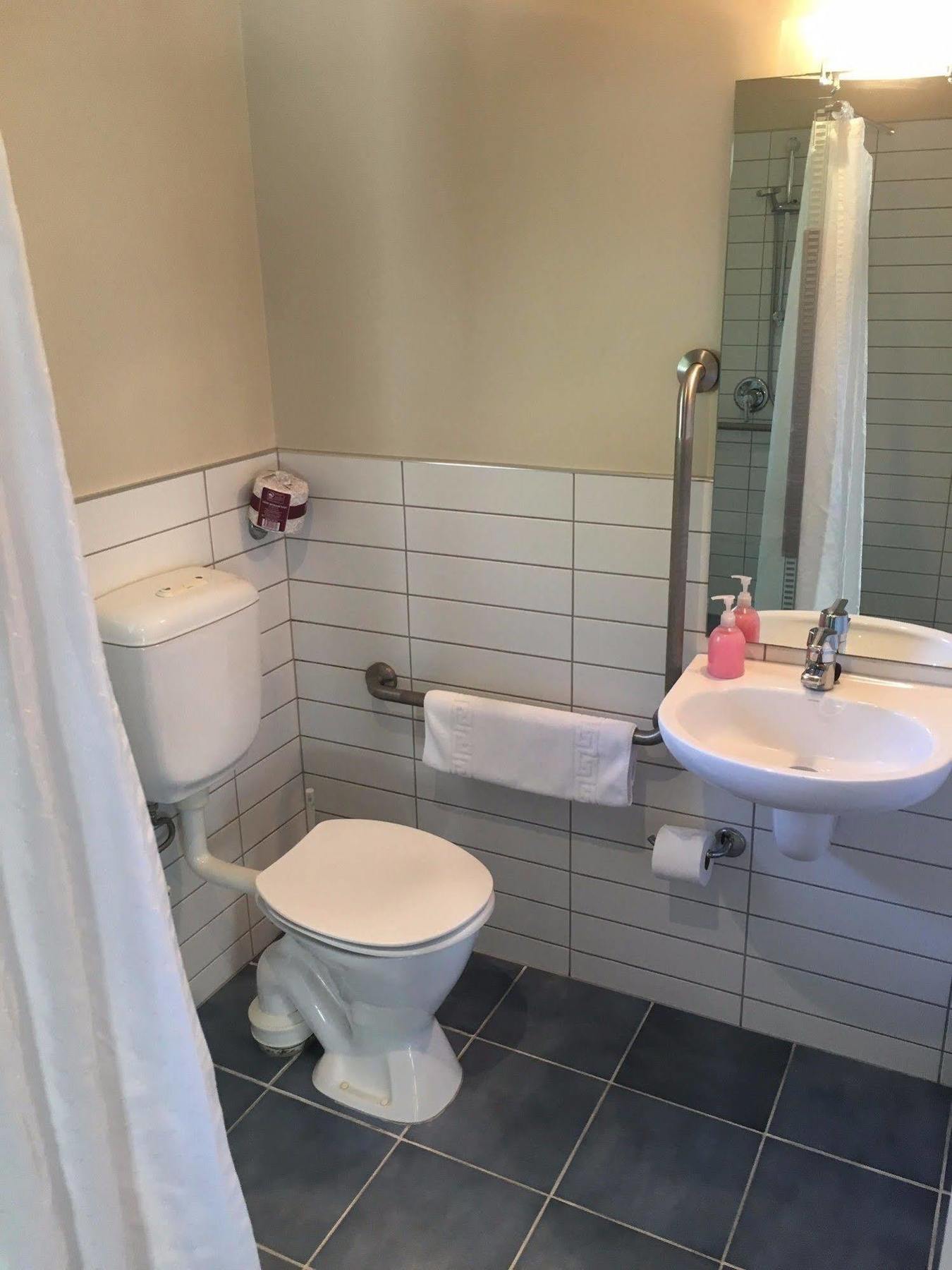 Beaches Nelson Bagian luar foto Bathroom in a typical hotel room